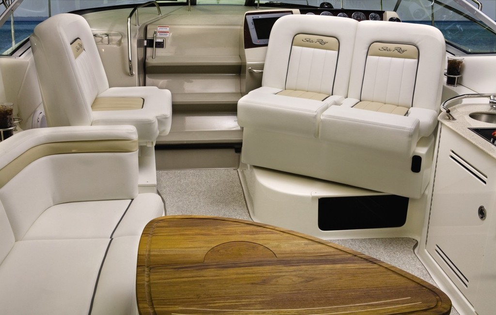 The spacious helm/companion seat swivels aft enabling its occupants to join the party when the driving is done.  © .Searay ,